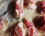 Baconbe tekert, zöldfűszeres, sajtszószos csirkemell recept fázis 6 fotója