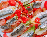 Foto del paso 4 de la receta: Ensalada de endivias con almendras, tomate cherry y sardinas picantes