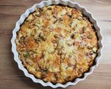 Sonkás-grillkolbászos pite recept fázis 5 fotója