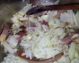 Paprikás krumpli házi készítésű füstölt kolbásszal és hagymasalátával recept fázis 3 fotója