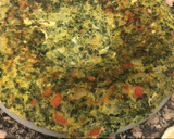 Foto del paso 2 de la receta: Tortilla de guisantes (arvejas) con jamón y queso🥕🥬