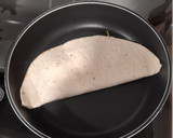 Foto del paso 3 de la receta: Quesadillas Jamón York, queso rallado y huevo revuelto