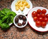 Foto del paso 1 de la receta: Ensalada de albahaca, queso, tomates cherry y aceitunas negras