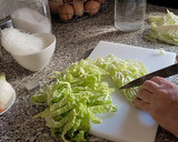 Foto del paso 2 de la receta: Sopa de Repollo con fideos chinos y huevo cocido