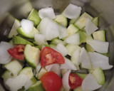 Foto del paso 1 de la receta: Sopa crema de calabacín con tomates y anacardos 🥒🥒🍅