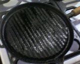 Foto del paso 3 de la receta: Pizza chica en plancha rejilla 🍕( ꈍᴗꈍ)