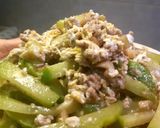 รูปขั้นตอนการทำที่ 3 ของ ฟักแม้วผัดไข่ทานได้ทั้งเปลือก+เมล็ด Stir fried Whole Chayote