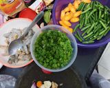 Foto langkah ke 1 dari resep Tumis Udang Bumbu Kuning.