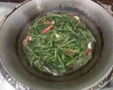 Foto langkah ke 3 dari resep Tumis Kangkung Terasi.