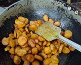 A picture of step 5 of Arbi stir fry.