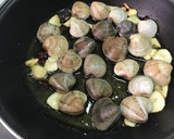 Foto del paso 2 de la receta: Gambas con chirlas al brandy de jerez