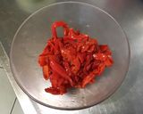 Une image de l'étape 4 de Salade marinée aux poivrons rouges, pois chiches et feta.