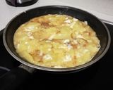 Foto del paso 9 de la receta: Tortilla de patatas, cebolla caramelizada y queso de cabra