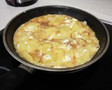 Foto del paso 9 de la receta: Tortilla de patatas, cebolla caramelizada y queso de cabra