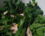 Foto del paso 7 de la receta: Mushroom garden - ensalada de espinacas con tocino