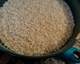 Une image de l'étape 1 de Risotto aux petits pois grana padano.