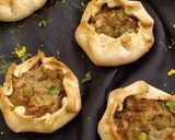 A picture of step 6 of Samosa galette.