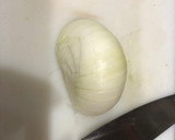 Foto del paso 3 de la receta: Muslo de pollo deshuesado en salsa de cebolla y alcachofas
