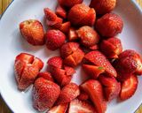 A picture of step 4 of Mascarpone and strawberry cake.