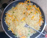 A picture of step 5 of Fried eggs with stir fry noodles.