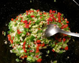 Foto del paso 6 de la receta: Champiñones rellenos de sofrito, y calabacines con aceite de ajos y pereji