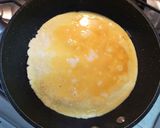Foto del paso 2 de la receta: Omelette enrollado con queso y hot dog