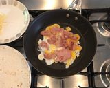รูปขั้นตอนการทำที่ 2 ของ Ham cheese Tortilla wrap / ทอร์เทียไส้ทะลัก สไตล์ฝรั่ง easy breakfast
