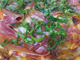 Pizza de papa con jamón serrano