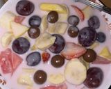 A picture of step 2 of Yogurt fruit.