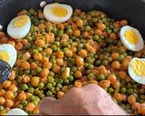 Foto del paso 4 de la receta Garbanzos con guisantes y huevo