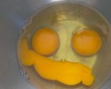 Foto langkah ke 3 dari resep Dadar Telur Bawang Bombay.