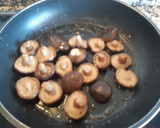 Foto del paso 2 de la receta: Capellini con shiitakes y bacon