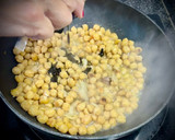 Foto del paso 1 de la receta: Merluza sobre cama de garbanzos en tinta de calamar