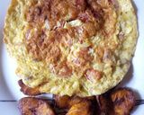 A picture of step 5 of Plantain chips with fried egg.