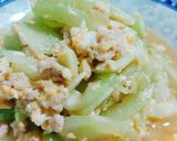 รูปขั้นตอนการทำที่ 2 ของ ผัดแตงร้านใส่หมูใส่ไข่