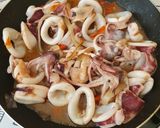 Foto langkah ke 3 dari resep Oseng Cumi Pedas Wijen Hitam.