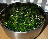 A picture of step 4 of Korean spinach side dish (시금치무침).