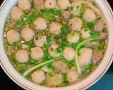 Hình bước làm 6 của món Mì tươi tự làm ăn với canh bò viên
