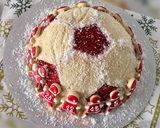 Foto del paso 13 de la receta: Tarta balón con galletas navideñas y frosting de turrón ⚽️
