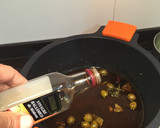 Foto del paso 2 de la receta: Muslos de pollo con salsa de anchoas y vinagre de módena