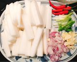 Hình bước làm 1 của món Canh sườn non, tôm khô nấu cải thảo và bắp cải, cà rốt.Thịt kho củ cải trắng với nước dừa