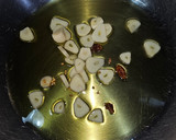 Foto del paso 1 de la receta: Espaguetis con champiñones, ajos, cayena y alcaparras