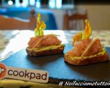 Foto del passaggio 4 della ricetta Finger Food - Crostini con avocado, tartare di gamberi e fiori di zucca fritti