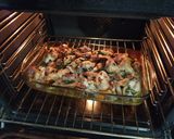 Foto del paso 6 de la receta: Alitas de pollo con papada sobre boniato y cebolla, al vino