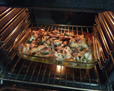 Foto del paso 6 de la receta: Alitas de pollo con papada sobre boniato y cebolla, al vino