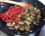 Une image de l'étape 10 de Filet de poulet aux tomates, épices, coriandre et jus de rhubarbe rose.