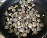Foto del paso 4 de la receta: Pescada con almejas y gulas