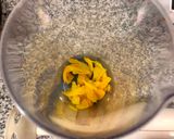 Foto del paso 2 de la receta: Jugo de cáscaras de papaya