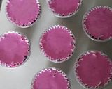 Foto langkah ke 4 dari resep Bolu kukus buah naga.