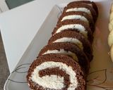 Kakaós piskótatekercs kókusztöltelékkel recept fázis 5 fotója